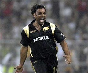 Shoaib Akhtar vs M hafeez