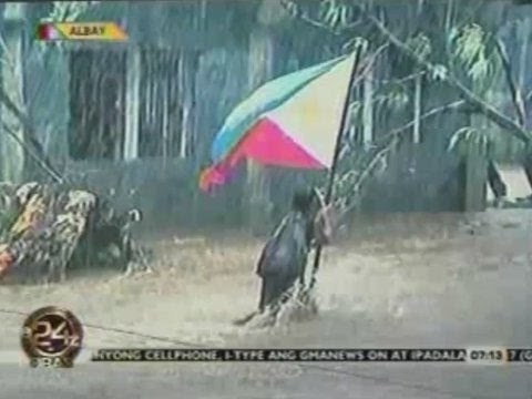 24Oras: Batang babae, isinalba ang watawat ng Pilipinas mula sa baha