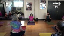 98-jährige Yoga-Lehrerin ist fit und fröhlich