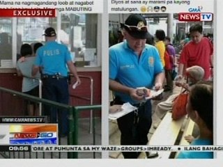 Viral photo ng pulis na tumulong sa isang lola sa ospital, umani ng papuri mula sa mga netizen