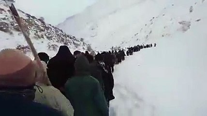 هەزاران کورد لە سەردەشت بە فریای کۆڵبەرە گیرخواردووەکانەوە چوون