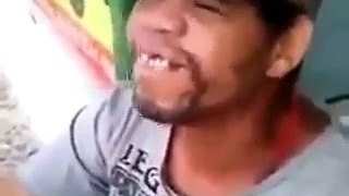 Traíra homem canta uma música para a sua amada veja