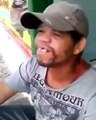 Traíra homem canta uma música para a sua amada veja