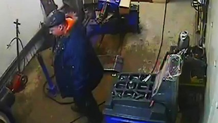 Il perd son pantalon à cause de son mécanicien