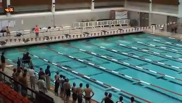 Quest'uomo deve avere le branchie! Guardate cosa fa durante la gara: