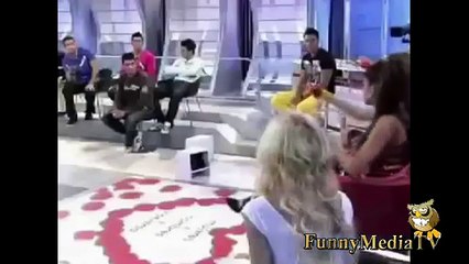 КАК ПАДАЮТ ДЕВЧОНКИ!! РЖАЧ!!