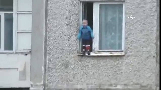 Ребенок стоит на карнизе 8 этажа. Не для слабонервных!