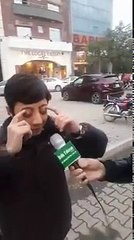 Un enfant aux yeux exorbités