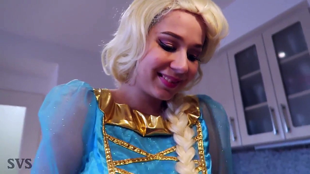 Spiderman vs Frozen Elsa,Elsa Kisses - Spiderman in Real Life - Fun SuperHero Movie!