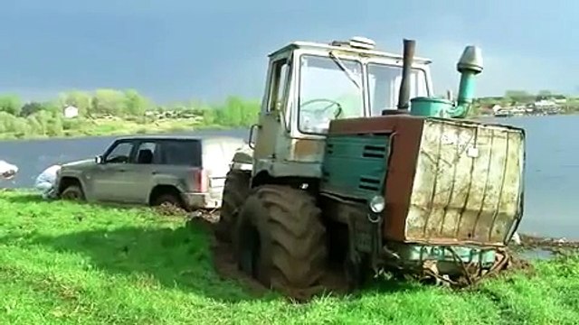 Хлтеди вытащить Nissan Patrol по итогу все трактара засели по уши