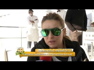 Dominika Paleta al pendiente de sus hijas con el Internet