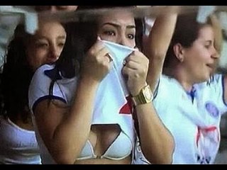 Torcedora do Bahia levanta a camisa e desconcentra Cléber Machado