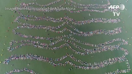 Nearly 2,000 set Guinness floating record in Argentina