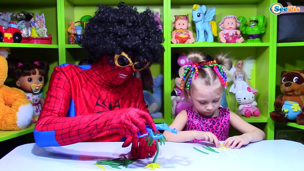 Spiderman. Человек Паук и Ярослава играют в игр...