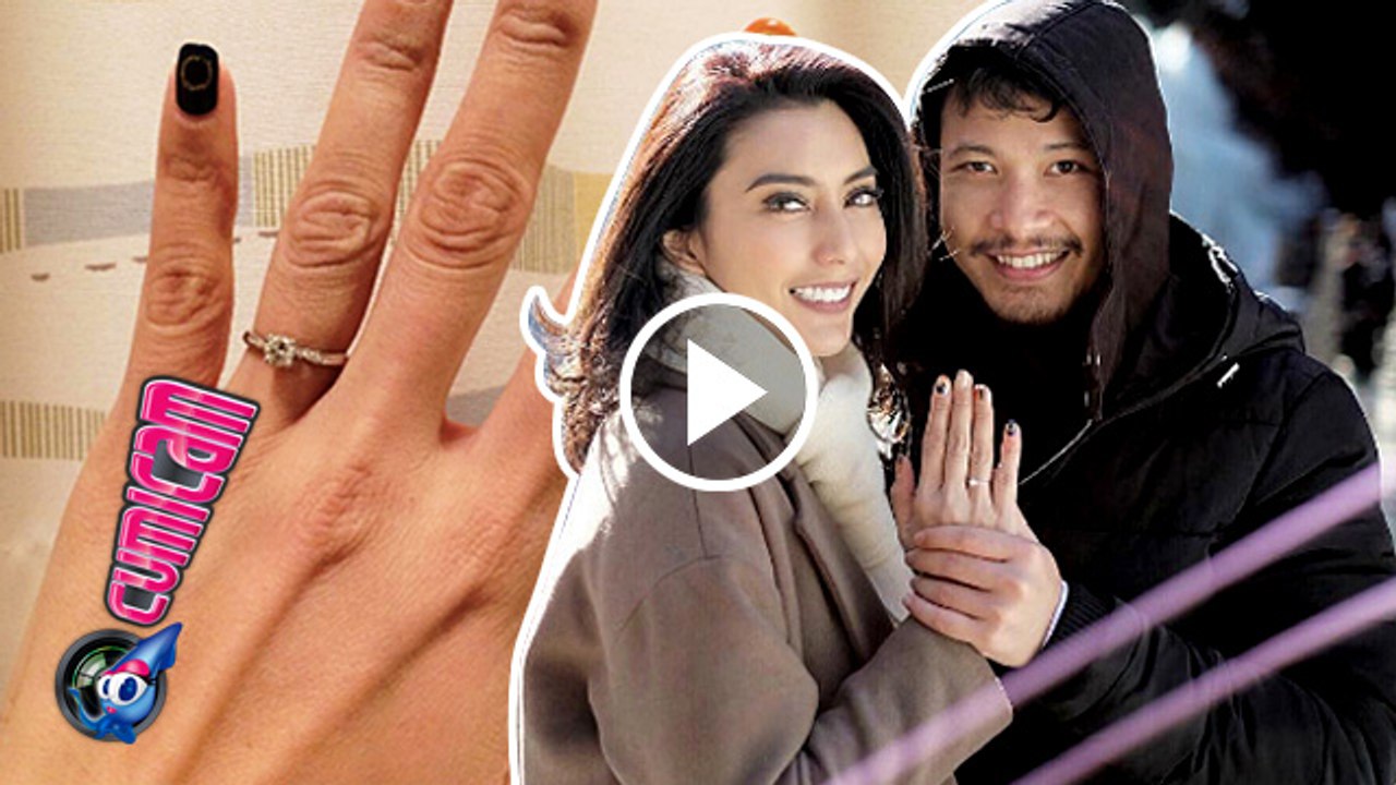 Pamer Cincin, Tyas Mirasih Dilamar Kekasih di Jepang - Cumicam 31 Januari 2017