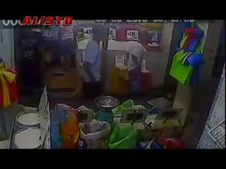 Family of thieves, caught in the act of stealing from market vendors | Alisto