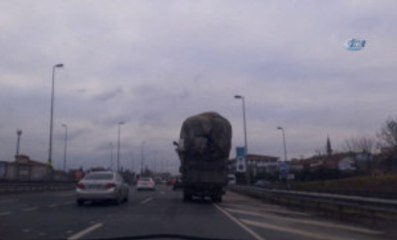 E-5'te Fazla Yük Taşıyan Kamyonet Dehşet Saçtı, O Anları Kamera Kaydetti