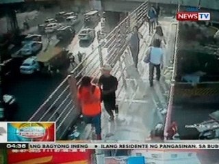 BP: Pandurukot ng isang lalaki sa mga dumaraan sa footbridge sa Pasay City, na-huli cam