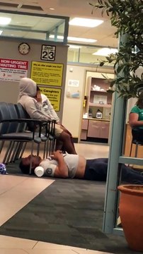 Ce gars bourré fait semblant d'avoir une attaque