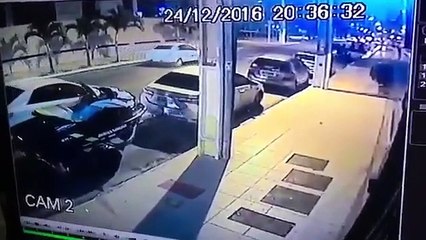 30 secondes pour voler un Jet-ski garé dans la rue! Rapide le voleur