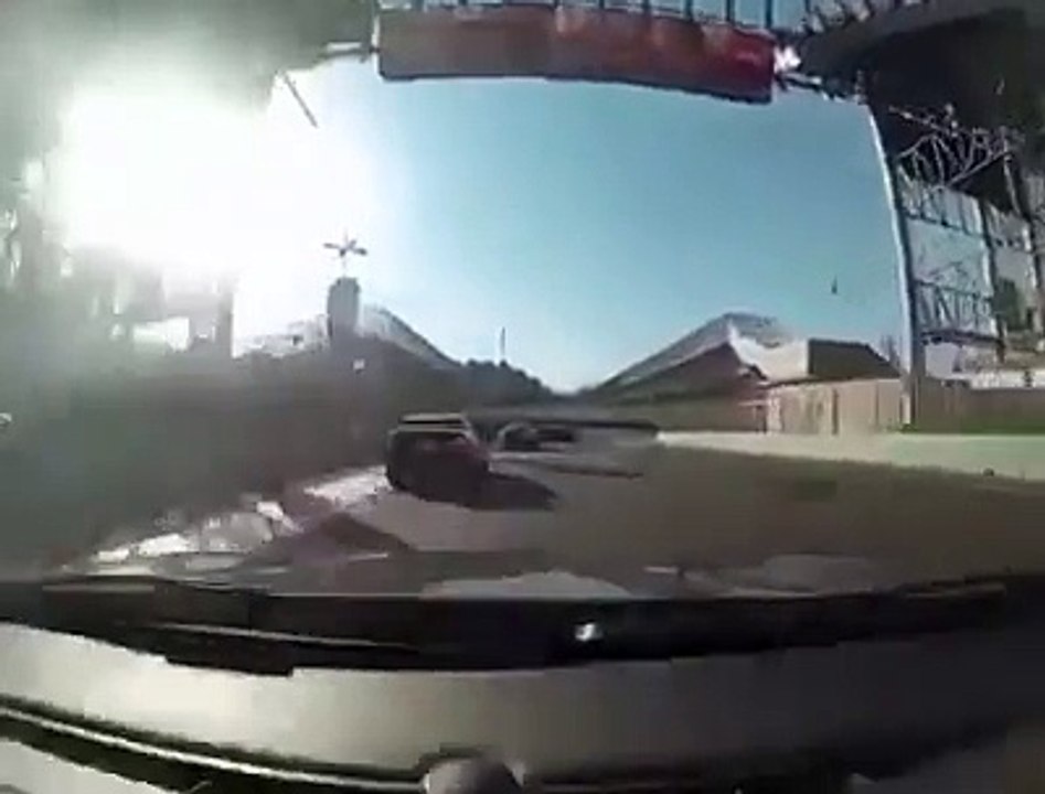 Enorme crash entre une BMW M3 et une M4 sur un circuit... Attention ça va vite