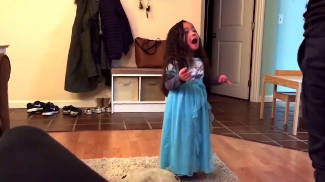 Cette fillette adorable se lance dans un play-back hilarant