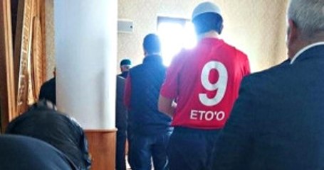 Eto'o, Formasıyla Namaz Kılan Taraftarın Fotoğrafını Paylaştı