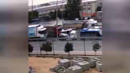 Kocaeli - Gebze'de Kamyonun Araçlara Çarpma Anı Güvenlik Kameralarına Yansıdı 2