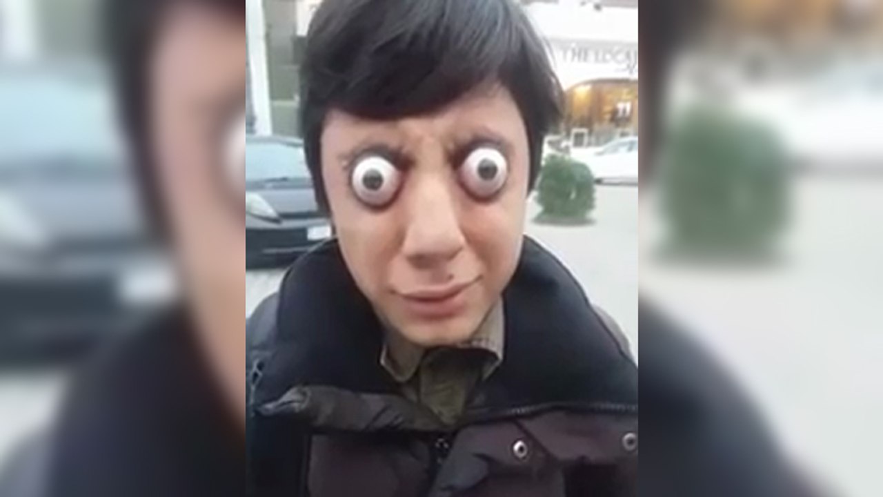 Un jeune garçon fait sortir ses globes de leurs orbites