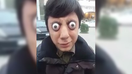 Un jeune garçon fait sortir ses globes de leurs orbites