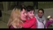 La vidéo émouvante d'une maman qui retrouve son fils bloqué à la frontière américaine...