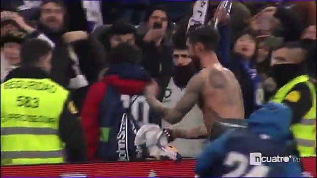Sergio Ramos dio su camiseta a un aficionado a cambio de… ¡un paquete de lomo!