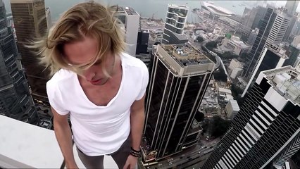 Oleg Cricket joue avec son skateboard en haut d'un gratte-ciel à Hong-Kong