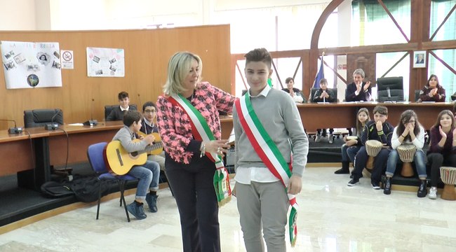 Carinaro (CE) - Insendiamento del consiglio comunale dei ragazzi nella giornata della memoria (27.01.17)