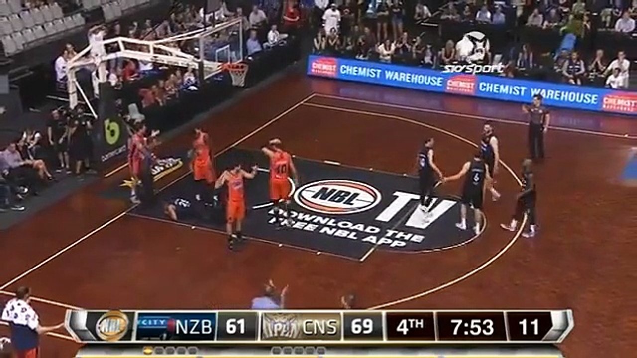 Un basketteur a son oeil qui sort de son orbite après un contact avec un adversaire