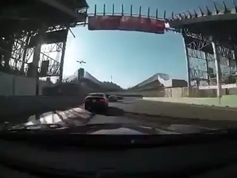 Une BMW M3 arrive beaucoup trop vite dans un virage sur circuit et percute une BMW M4