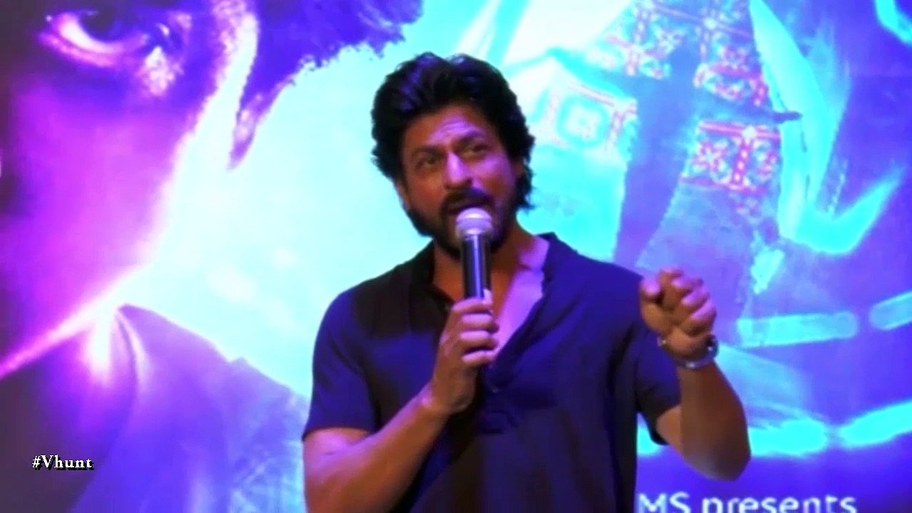 WATCH: AbRam Interrupts Shah Rukh's iInterview, Gives Us An Unforgettable Moment