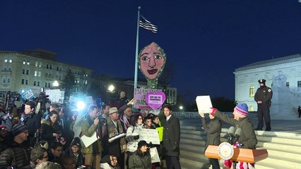 أعضاء من الكونغرس يتظاهرون احتجاجا على مرسوم ترامب حول الهجرة