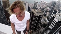 Ce fou s'amuse avec son skate en haut dun building de Hong-Kong