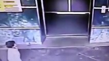 Cette mère file un coup de pied à sa fille pour lui éviter d'etre ecrasée par les portes de l'ascenseur