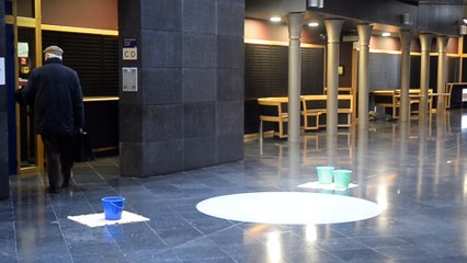 Des seaux suite aux fuites d'eau au plafond des nouvelles cours de justice à Mons