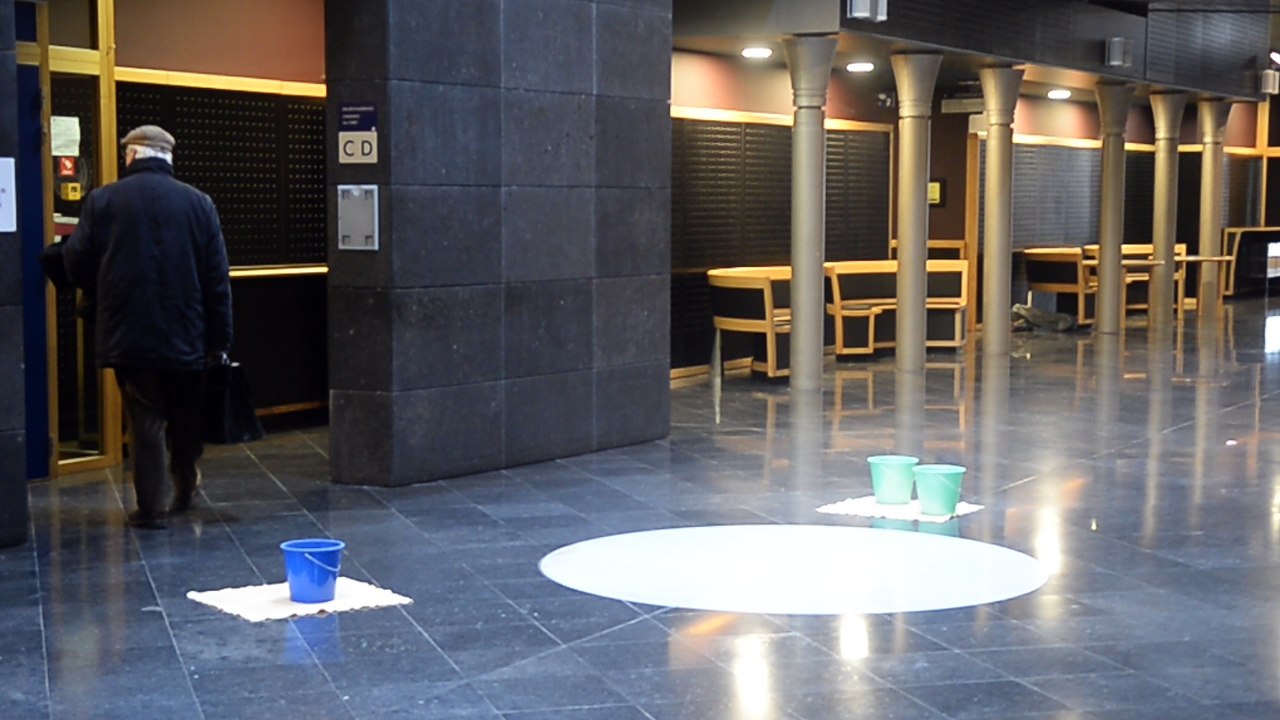 Des seaux suite aux fuites d'eau au plafond des nouvelles cours de justice à Mons