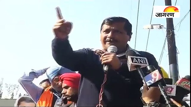 पंजाब चुनाव: अमृतसर में आक्रामक हुए केजरी, बादल-कैप्टन पर बरसे