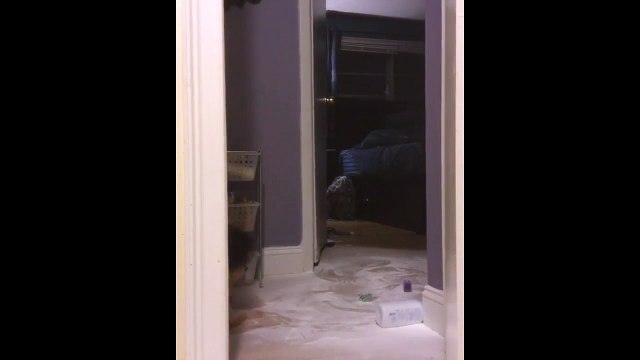 Il va regretter d'avoir laissé son fils jouer seul pendant son bain !