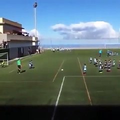 Une équipe encaisse un but et va célébrer avec les adversaires !