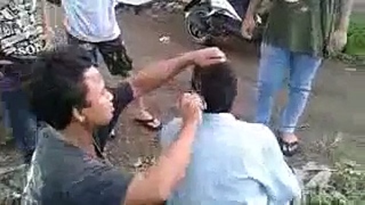 Video lucu Tukang cukur gila asal asalan mangkasnya