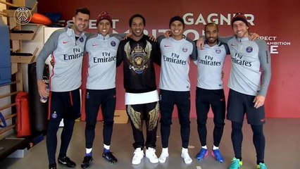 Em visita ao PSG, Ronaldinho encanta jogadores e ouve que é 'cara para decidir a Champions'