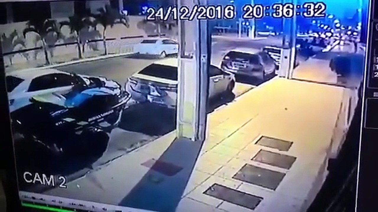 Il fait la grosse erreur de laisser son jetski attaché à sa voiture...