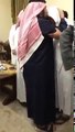 الأمير عبدالعزيز بن فهد‬⁩ يعزي الشيخ سلمان العودة و‫يقبل رأس