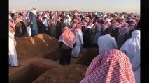 مؤثر الشيخ سلمان العوده من المقبرة يودع زوجته وإبنه رحمهم الله في مشهد حزين